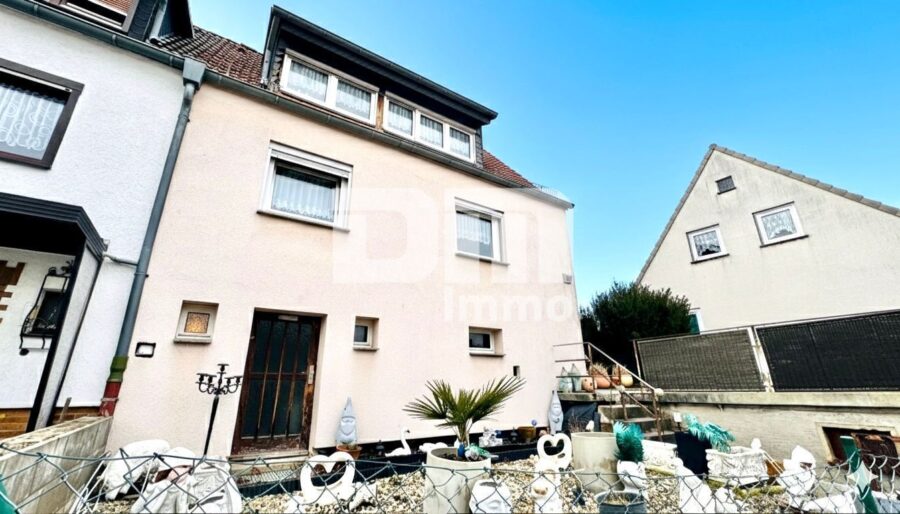 Schöne Doppelhaushälfte in schöner Wohnlage mit Panoramablick, Gartenbereich und Garage - Frontansicht Zugang 1